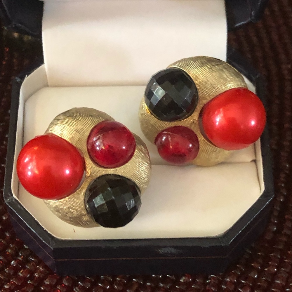Vintage Clip Earrings - Picture 5 of 9